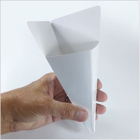 eco smartfunnel disposable paper funnels pack   hands  pouring