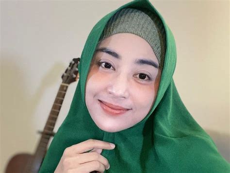 10 Potret Dewi Perssik Yang Makin Syahdu Saat Mengenakan Hijab