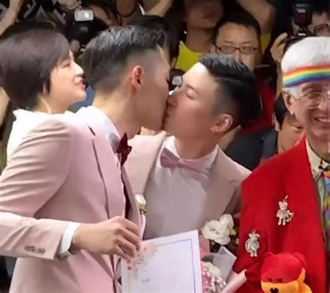 first gay couple marries in taiwan as marriage equality