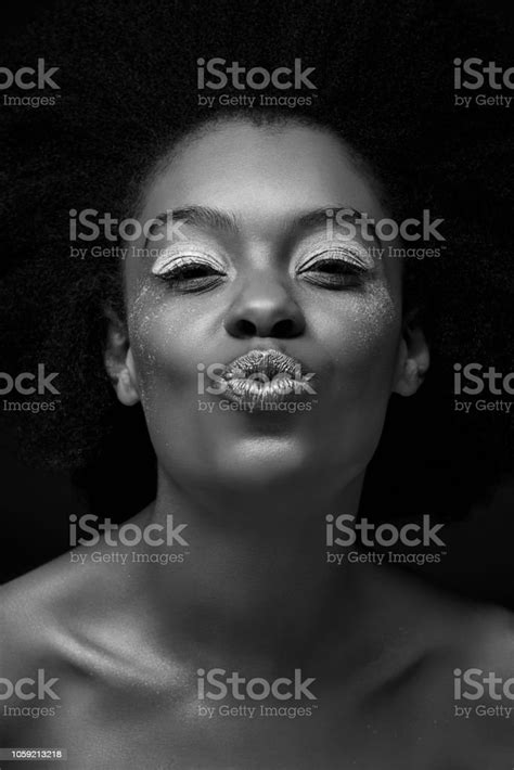 블랙에 고립 된 오리 얼굴로 매력적인 아프리카계 미국인 여자의 흑백 사진 검정색 배경에 대한 스톡 사진 및 기타 이미지