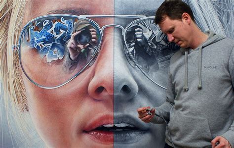Artist Simon Hennessy Creates Hyper Realistic Paintings Of Famous