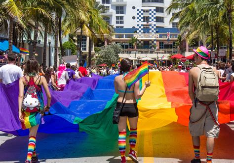 miami beach alza un reclamo por la igualdad en el desfile del orgullo