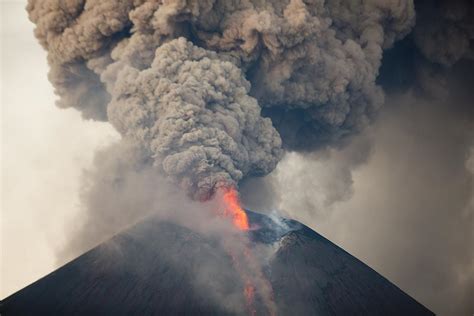 los  volcanes  llamaron la atencion en este  planeta curioso