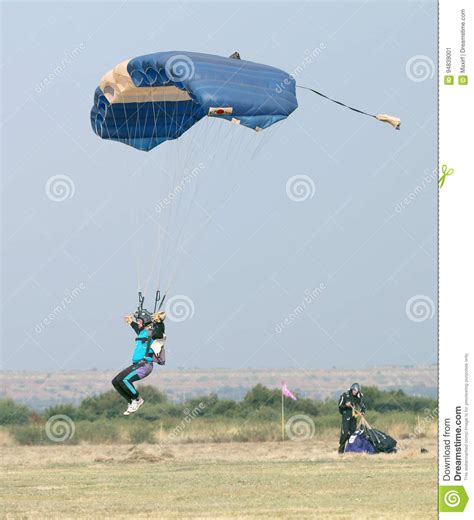 mannetje die skydiver voor snel het landen op gras binnenkomen die seri landen redactionele foto