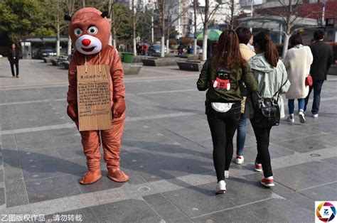 chinese dad raises 26 000 selling bear hugs for son s cancer treatment