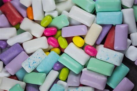 chewing gum cosa succede davvero al corpo se inghiottiamo una gomma da