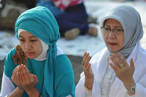 indonesian muslim women engage with feminism sbs life
