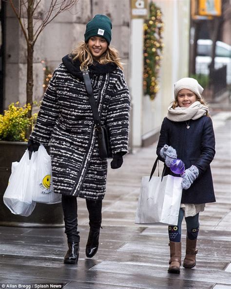 jessica alba bundles up in fur collar coat and slouchy