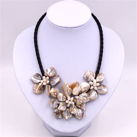 Fashion Jewelry Mother Of Pearl Shell Flower Pendant Necklace 18 Long