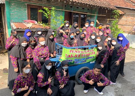 Smpn 9 Yogyakarta Bagikan Zakat Kepada Warga Sekitar Sekolah Yang