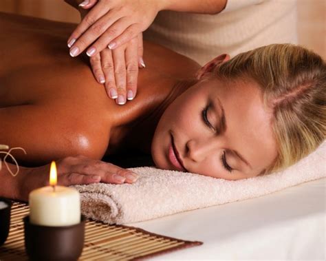 back massage and hotstone therapy massage essense aesthetic beauty clinic