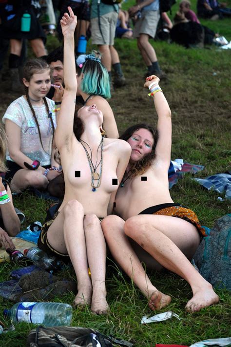 Glastonbury 2016 Girls Get Naked And Flash Boobs As