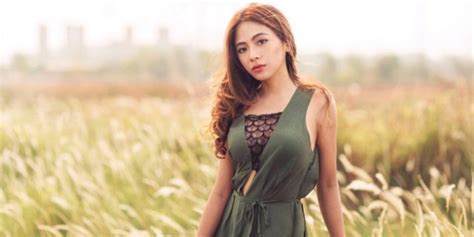 10 artis top indonesia ini pernah kenakan gaun seksi keren