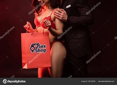vista cortada casal sedutor com saco compras sex shop
