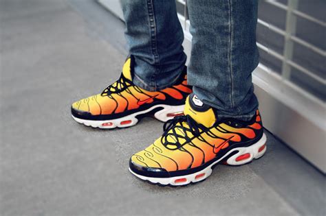 nike air max  crimson  warrant