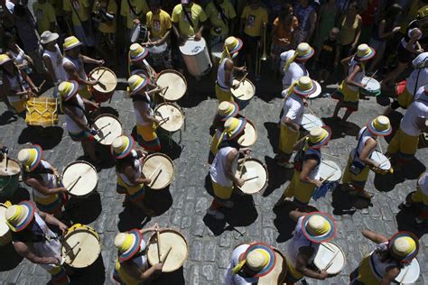 karneval in brasilien warmlaufen vor der mega fete der
