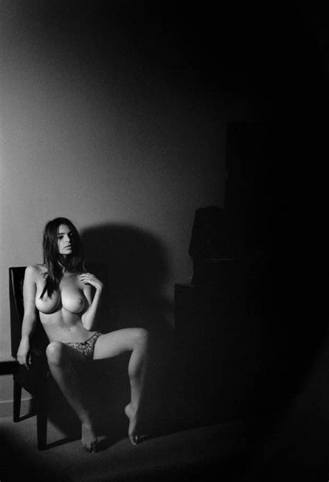 Emily Ratajkowski Topless 2 Photos Thefappening
