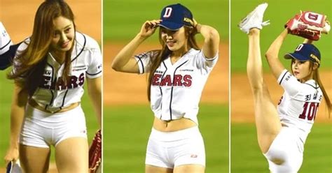 World S Sexxiest Baseball Pitcher Makes Jaws Drop Photos Are So Sweet