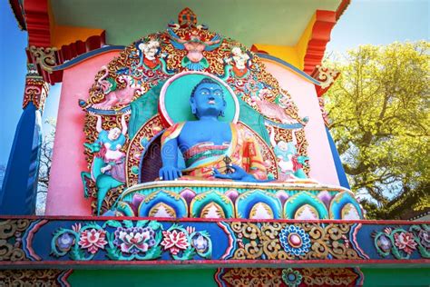 estatua de akshobhya buda en chagdud gonpa khadro ling buddhist temple