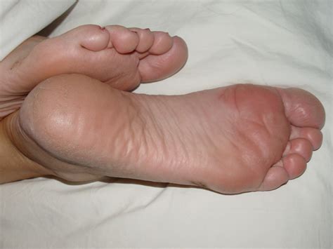 voyeuy sleepy feet worship with cummy soles