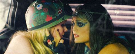 Avril Lavigne Lesbian Kiss S Find And Share On Giphy