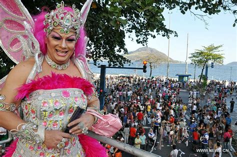 el desfile del orgullo gay celebrado en la playa de icaraí de brasil