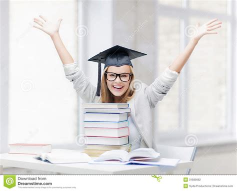 Счастливый студент в крышке градации Стоковое Фото изображение