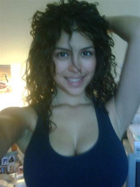Girls With Cleavage 90 Pics