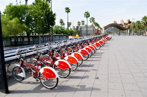 fiets die  barcelona spanje delen redactionele afbeelding image  rood park