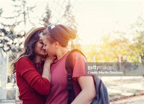 lesbian teen photos et images de collection getty images