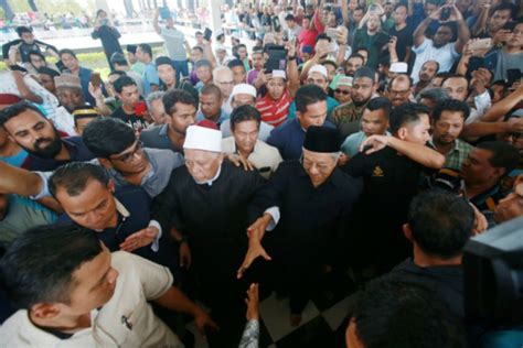 tun m joins the people for friday prayers at the national mosque [nsttv] new straits times
