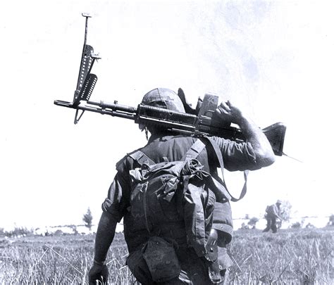 gun   machine gunner  vietnam tells  story