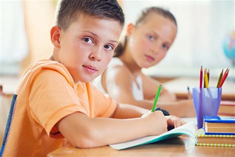 Schulkinder Im Klassenzimmer In Der Schule Stockfoto Bild Von Lektion