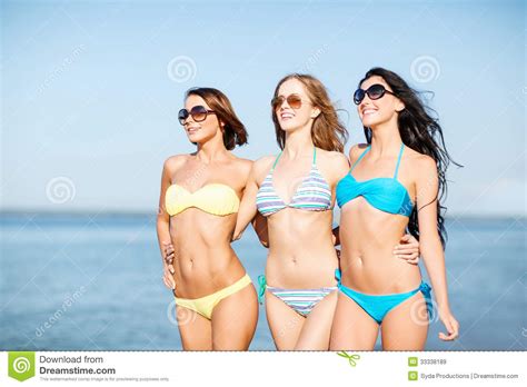 Meninas No Biquini Que Andam Na Praia Imagem De Stock