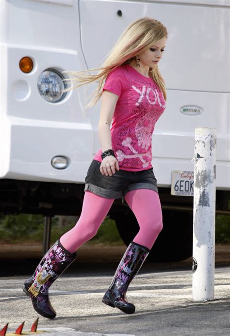 avril lavigne celeb nylons