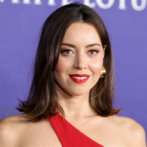aubrey plaza s abs baring two piece was the mvp of the gotham awards