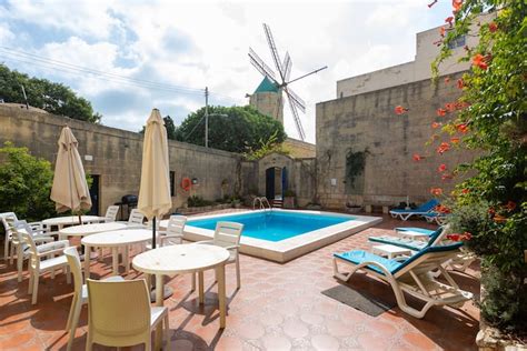 bedroom farmhouse  pool houses  rent  xaghra gozo malta airbnb