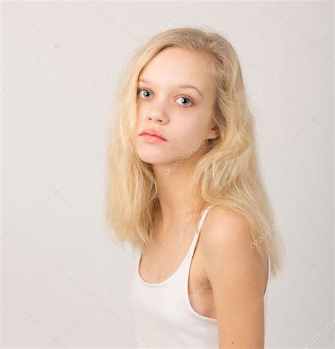 Bela Sério Loira Adolescente Menina Em Branco Top Fotos Imagens De