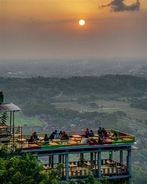 bukit bintang jogja sebuah ulasan wisata romantis malam hari