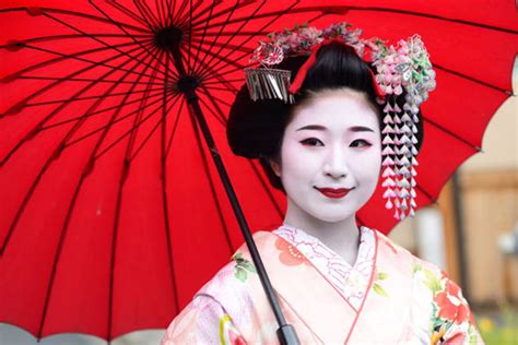 geisha japan  traditional japanese female entertainers act