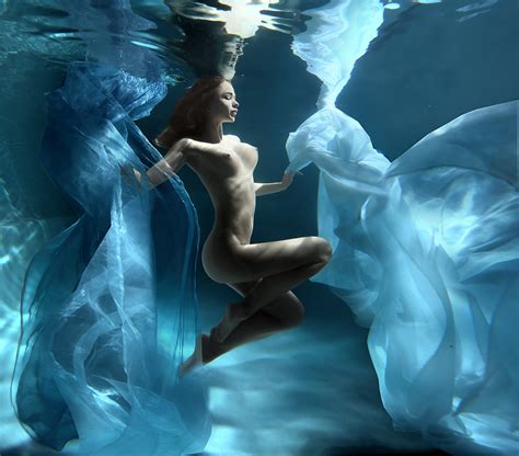 nude women underwater