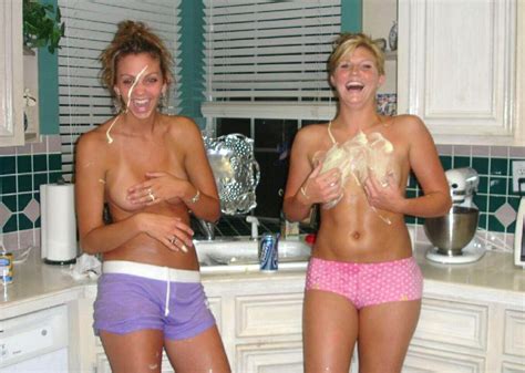 instantfap topless girls having fun