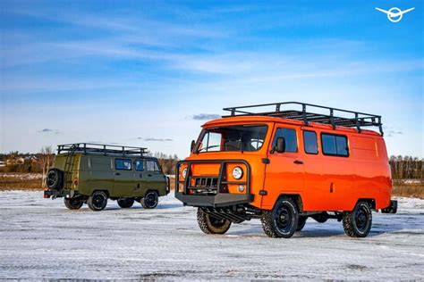 uaz bukhanka trophy en expedition brengen suvs aan het huilen autofans