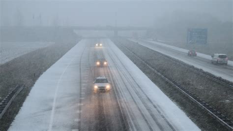 het sneeuwt luchthaven rotterdam dicht code geel  hele land rtl nieuws