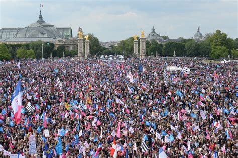 tens of thousands of people marched in paris to revoke same sex marriage today