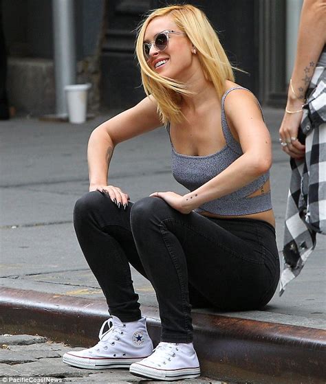 rumer willis flashes her flat stomach in another crop top and skinny