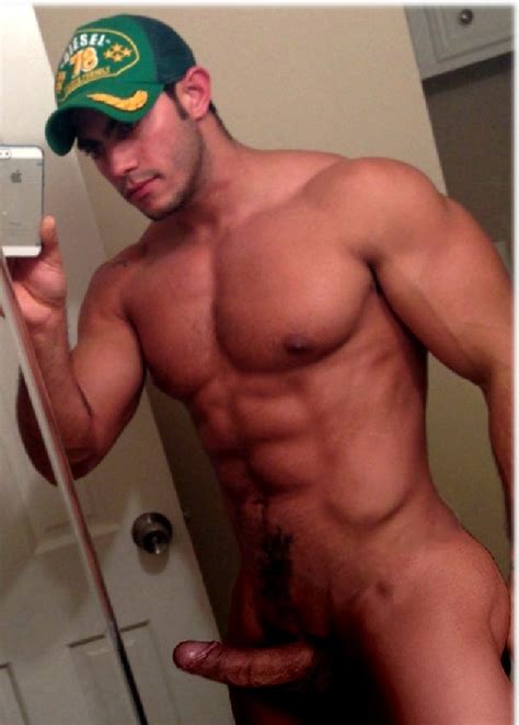 big cock on this nude muscle man gay cam selfies
