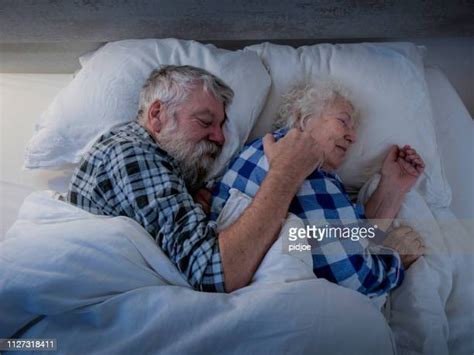older people sleeping photos et images de collection getty images
