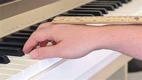 hand position   piano       correctly
