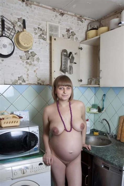 jolie amatrice enceinte à poils dans sa cuisine
